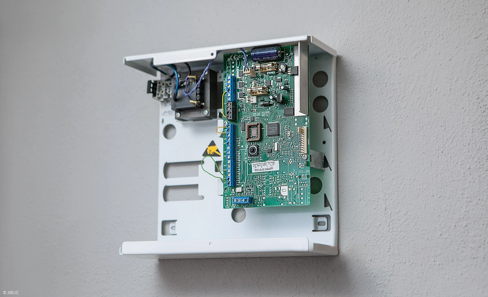 Advarsler for kunder og fordelingsboks for ryddig installasjon © ABUS