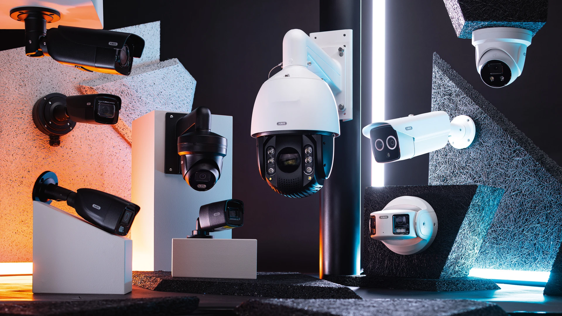 Verschiedene Netzwerk-Kameras von ABUS auf einem Bild.