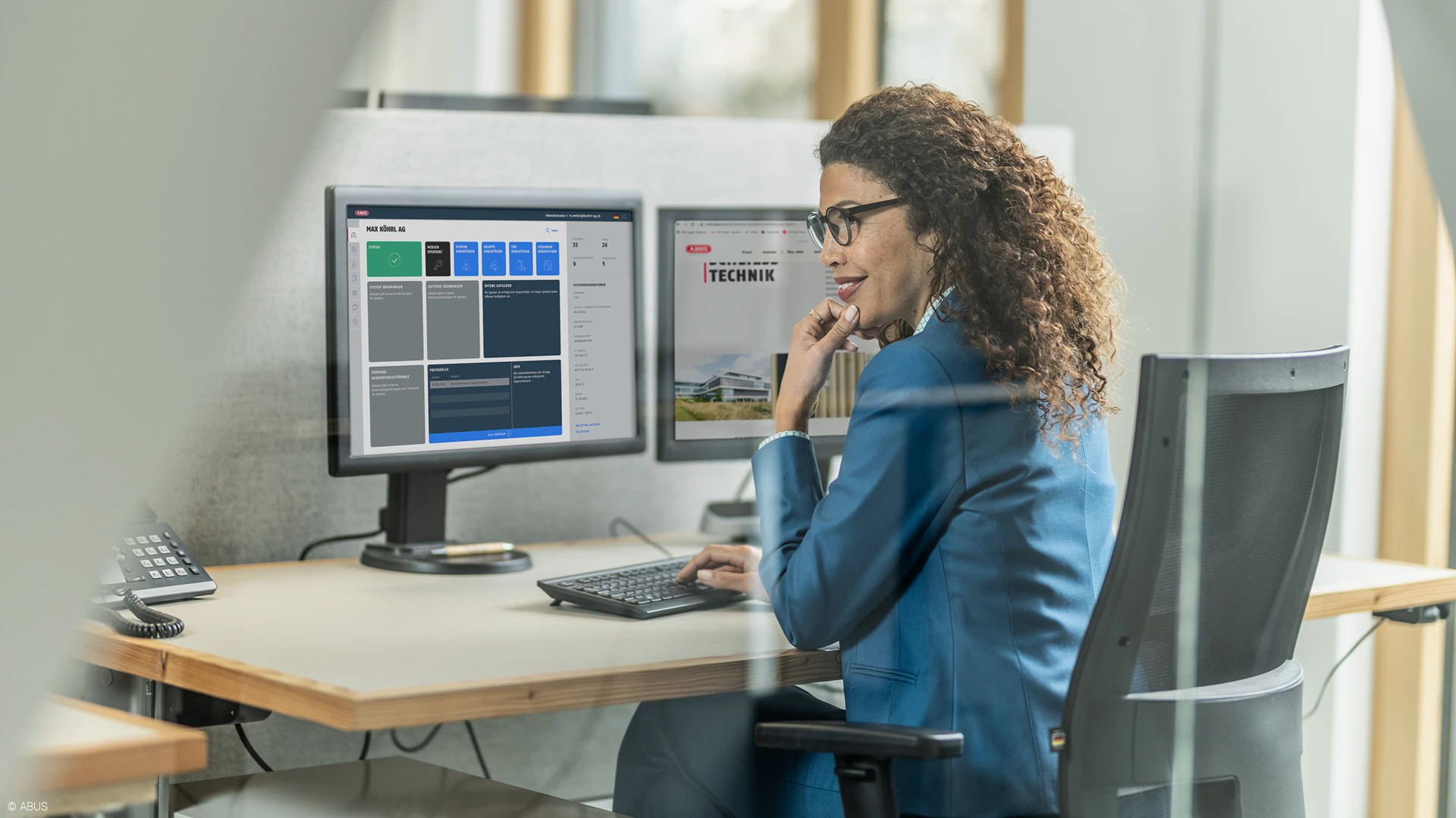 Frau sitzt vor Monitor mit TECTIQ Schließplan.
