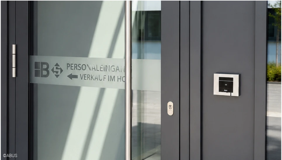 TECTIQ Terminal an der Eingangstüre des Geschäftsgebäudes. ©ABUS