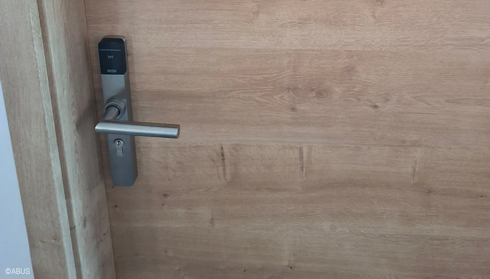 Eine der Zimmertüren im Landgasthof Löhner mit TECTIQ-Beschlag. ©ABUS