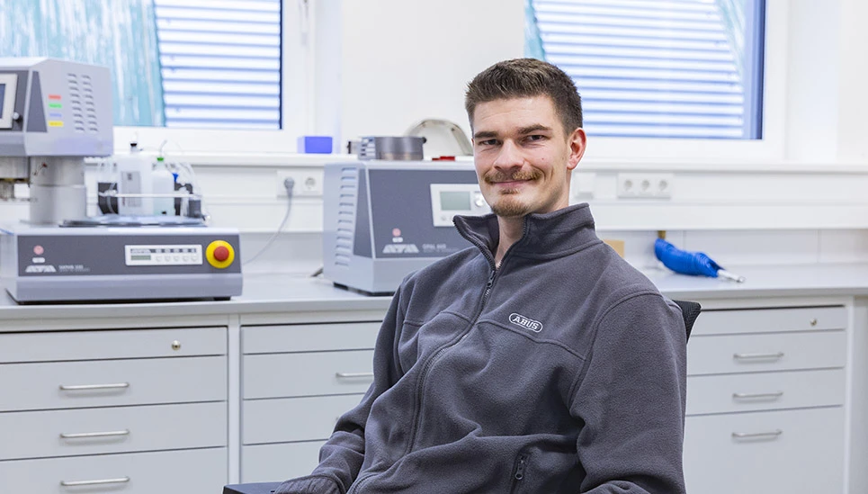 Simon Neumann is part of the Quality Assurance team at the ABUS site in Rehe in the Westerwald © ABUS