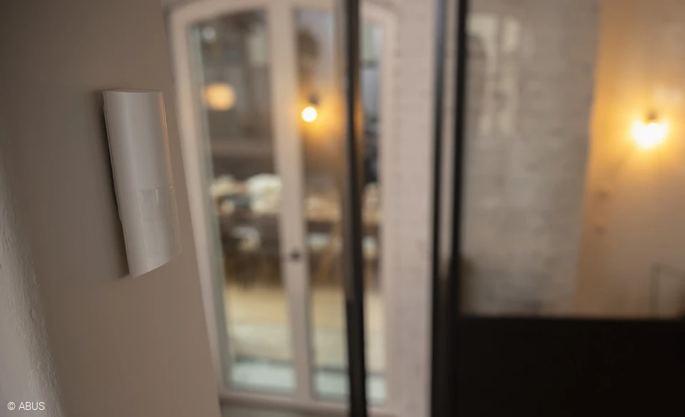 Les détecteurs sans fil du système sans fil Comfion offrent une protection professionnelle contre les cambriolages, l'eau et les urgences. © ABUS