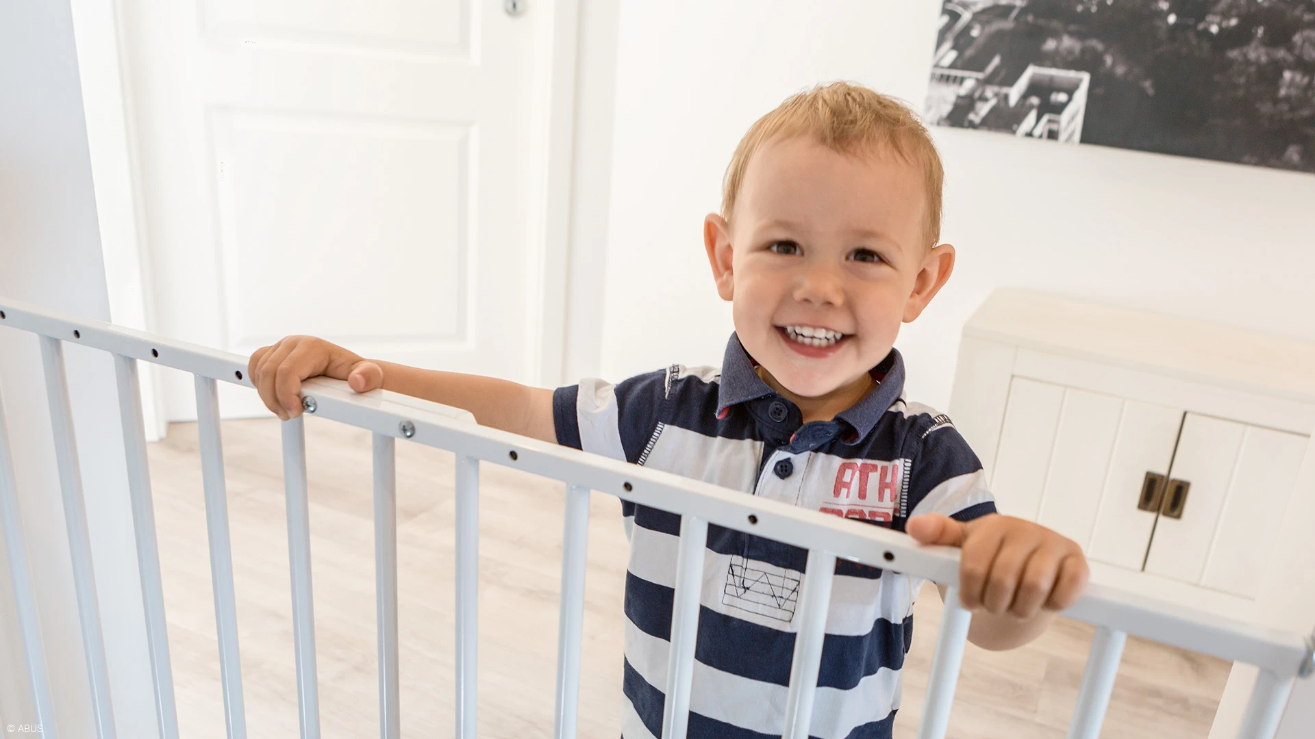 Our TIM stair gate prevents unwanted stair climbing and descending © ABUS