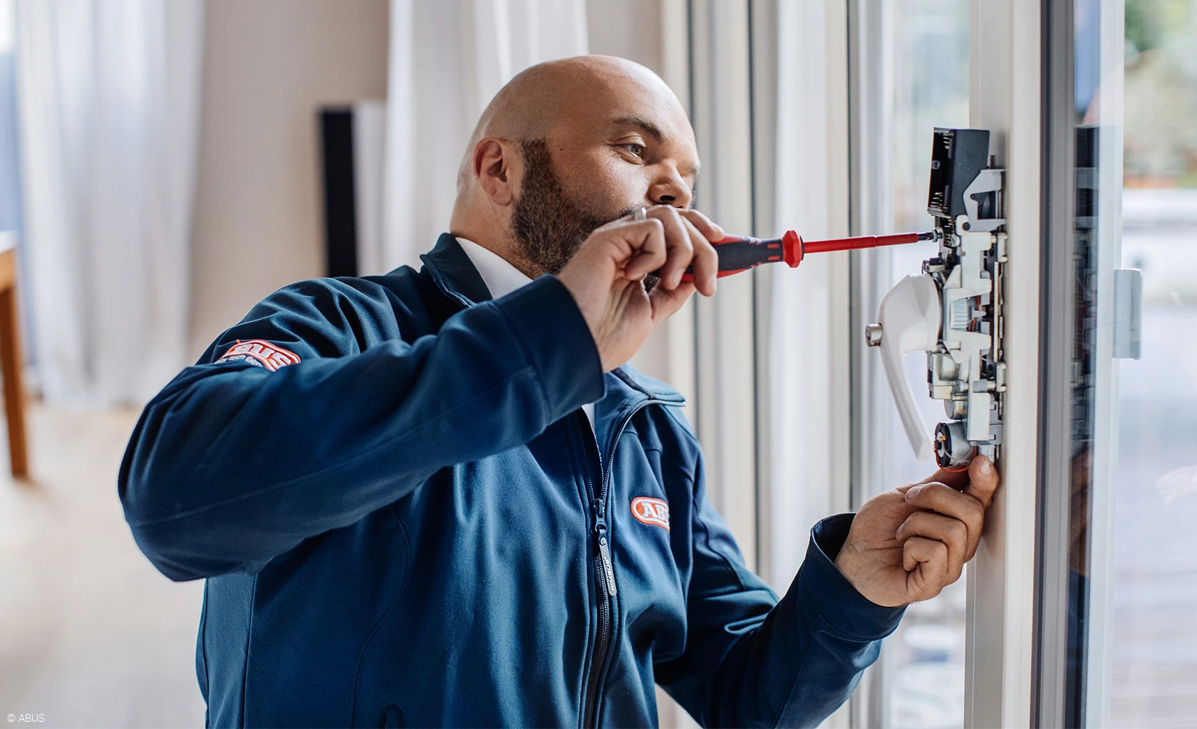 Secure hold for every window lock © ABUS