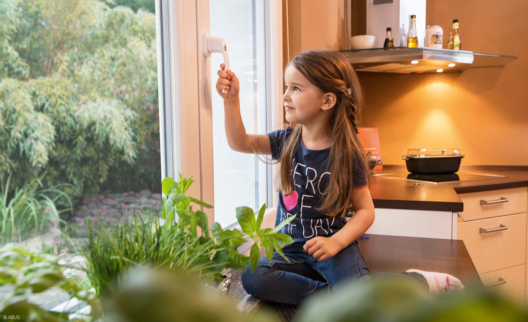 Abschließbare Fenstergriffe erhöhen auch die Kindersicherheit © ABUS