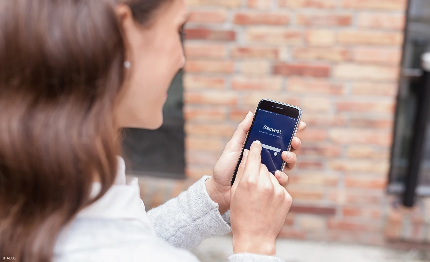 Simply activate and deactivate the alarm system via app © ABUS