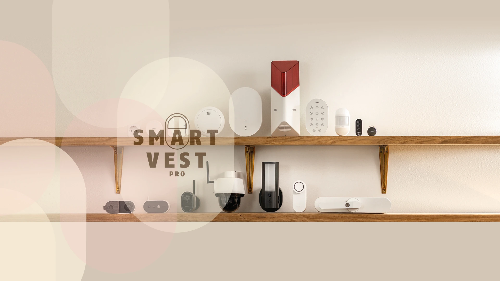 Les composants du Smartvest Pro sont présentés sur deux étagères en bois.