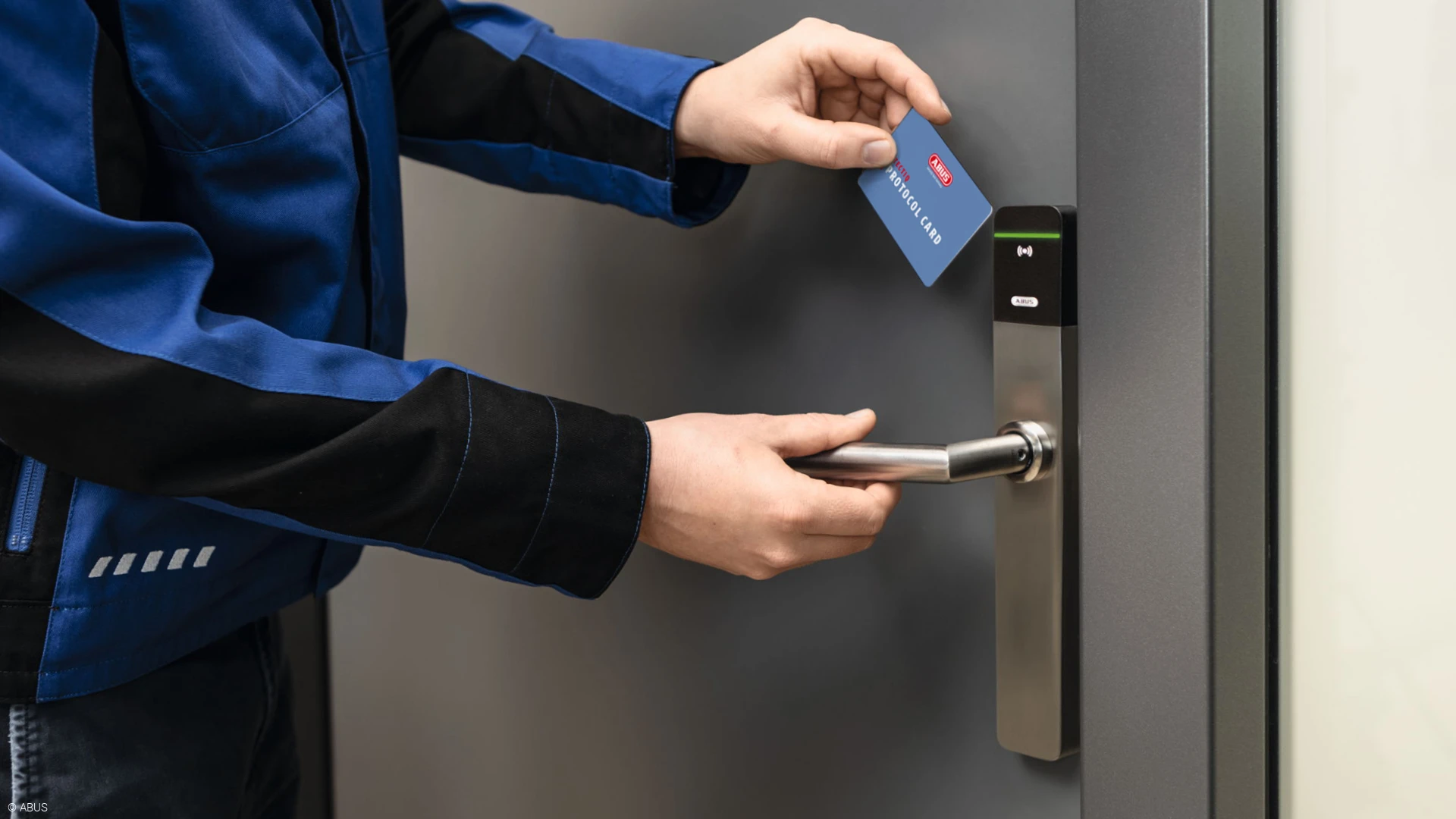 Werknemer houdt zijn toegangskaart tegen de TECTIQ fitting