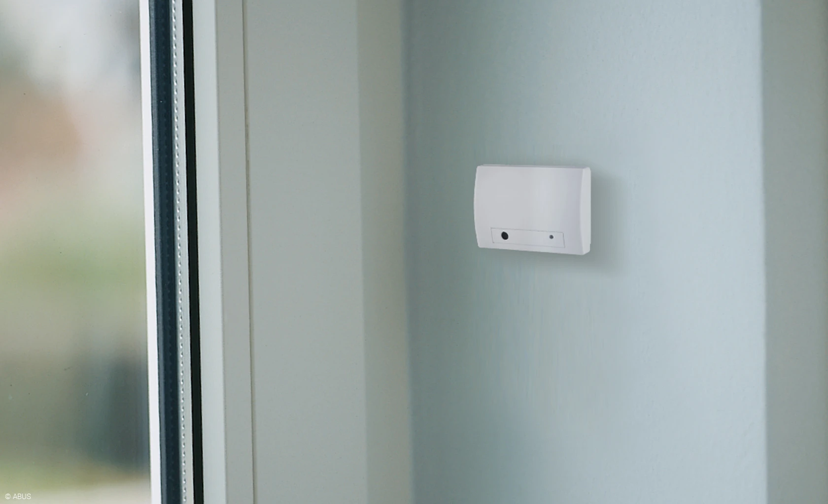 Discover the opening and motion detectors as well as flood alarms and smoke sensors © ABUS