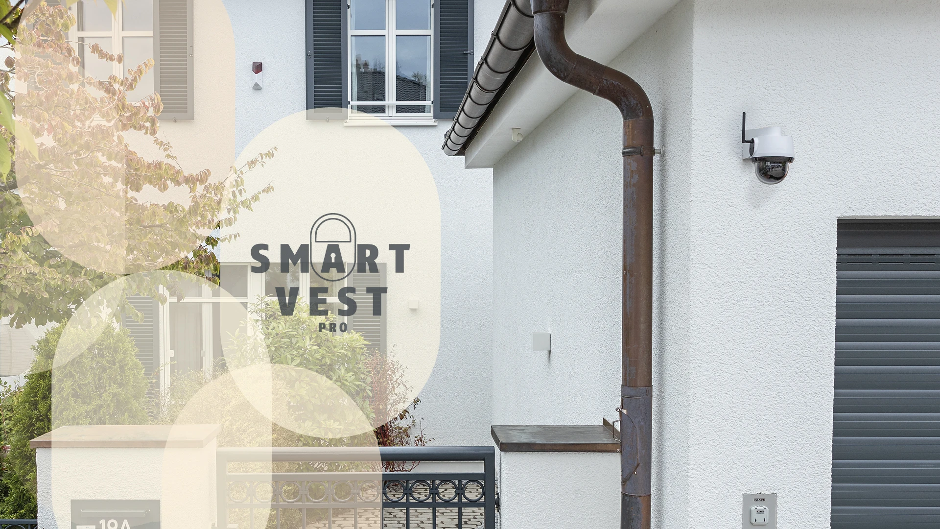 SmartLook-camera aan de buitenmuur van een moderne eengezinswoning.