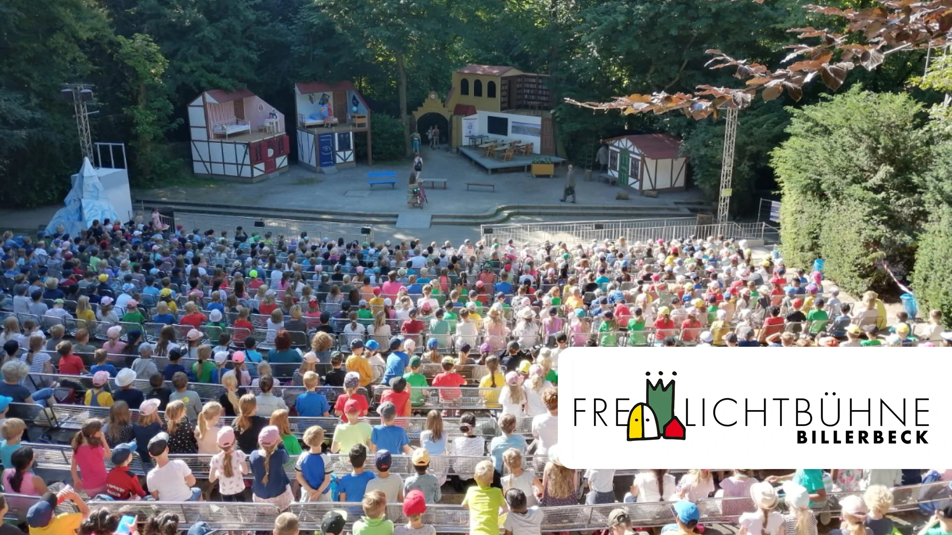 Bild auf eine Aufführungsszene auf der Freilichtbühne Billerbeck mit Schriftzug und Logo der Freilichtbühne