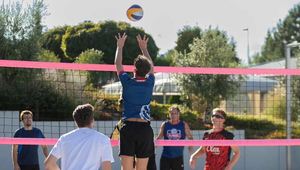 Kollegen beim Volleyballspiel auf dem eignen Firmen-Volleyballplatz ® ABUS