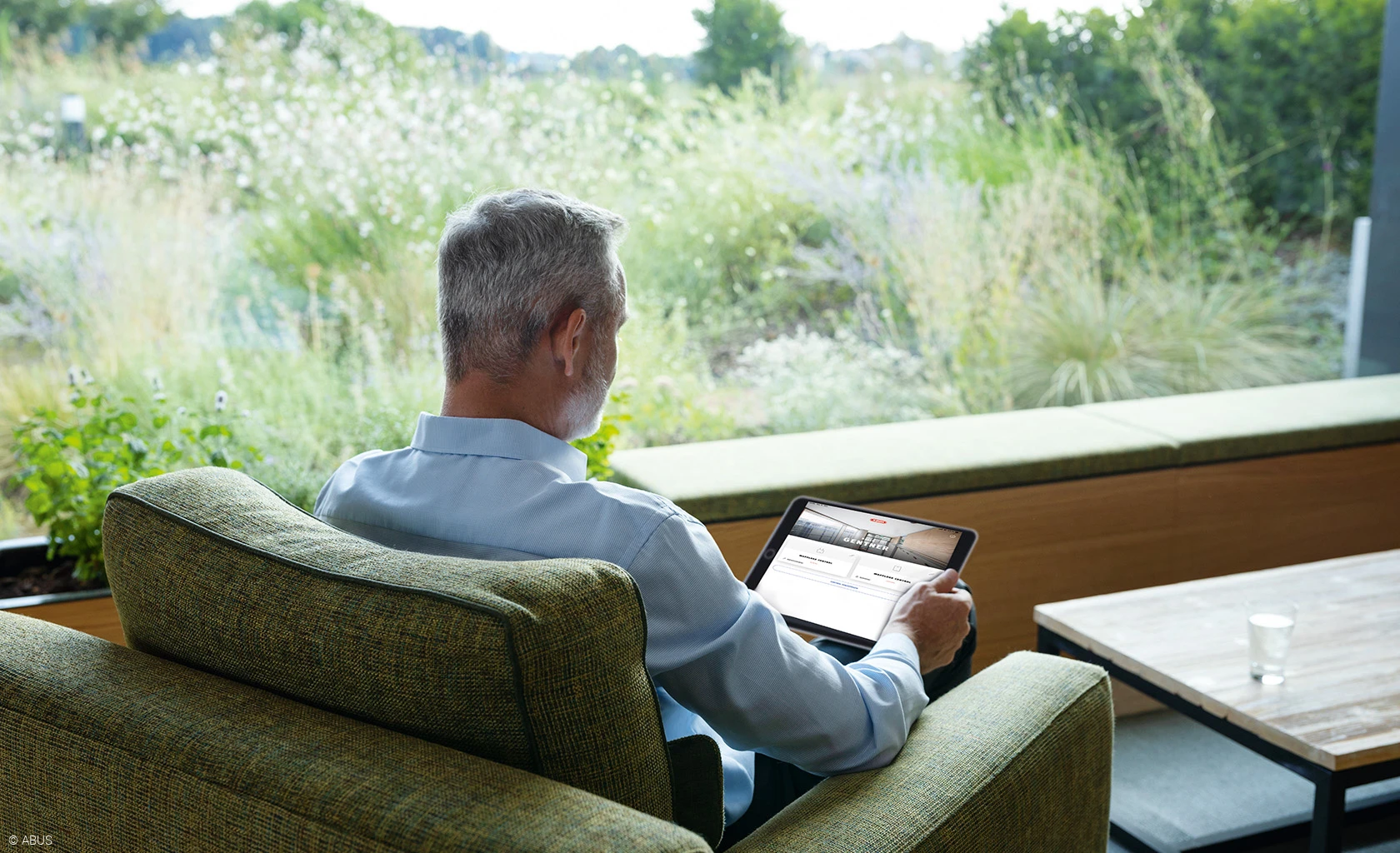 Med kort, transponder eller app får autoriserte personer tilgang © ABUS