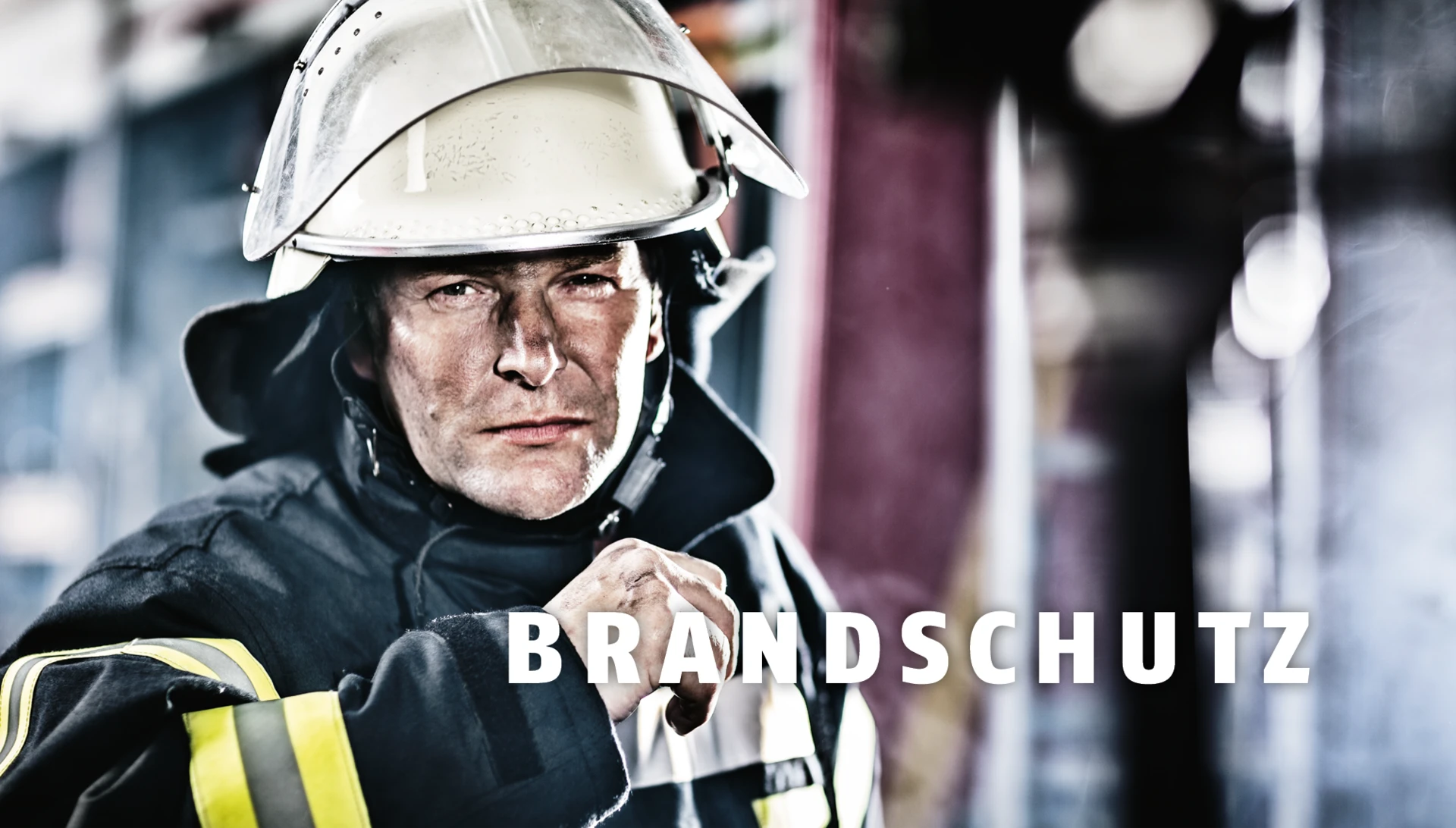 Porträt eines Feuerwehrmanns in Schutzkleidung und Helm © ABUS