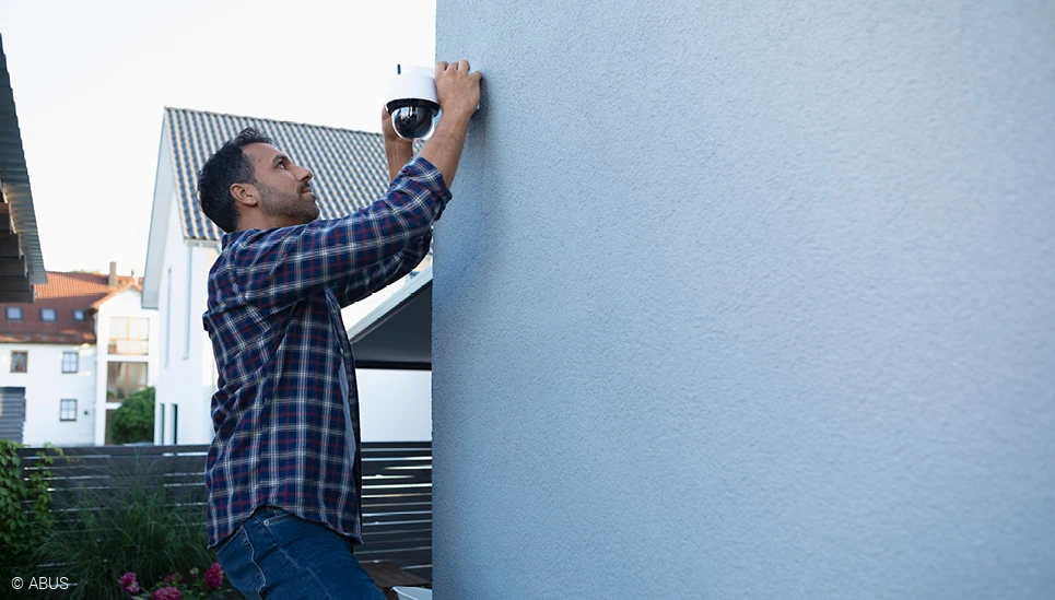 Ob Einsteiger oder Heimwerker - die Schwenk-Neige-Kamera von ABUS ist einfach zu installieren © ABUS