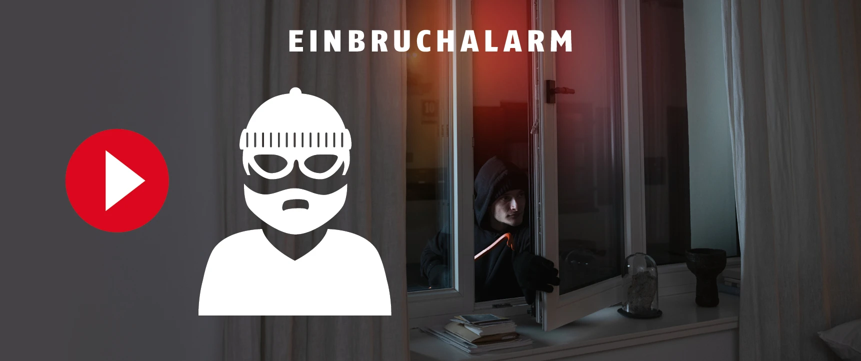 Ein Einbrecher hat ein Fenster aufgehebelt und schaut in in die Wohnung.