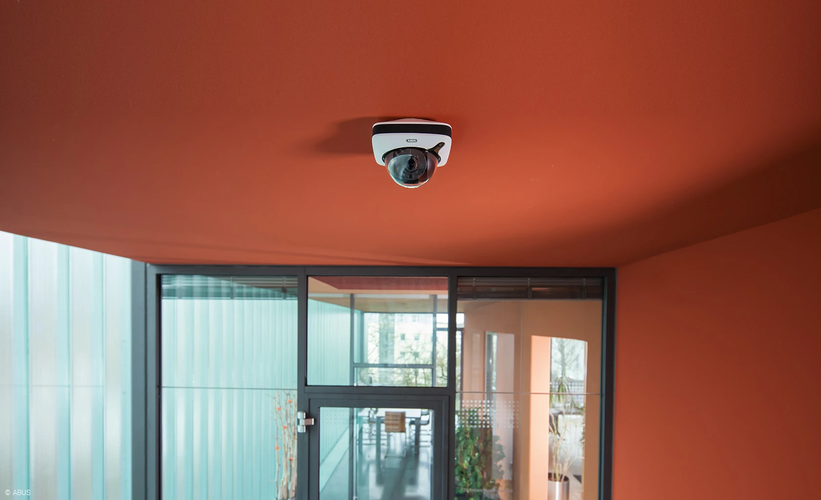 IP-Kameras können mit intelligenten Analysefunktionen Bilder auswerten © ABUS