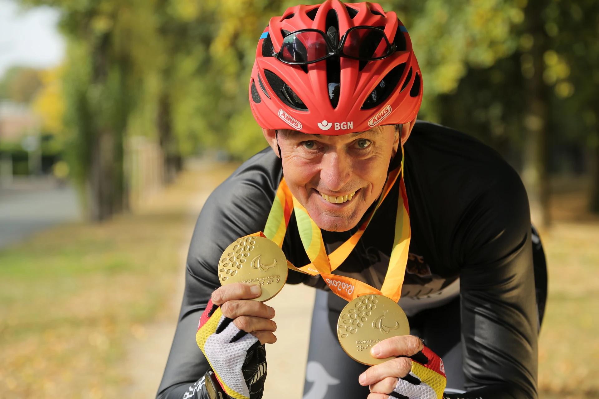 Paracycler Hans Peter Durst als Sieger mit Goldmedaille in der Hand © ABUS