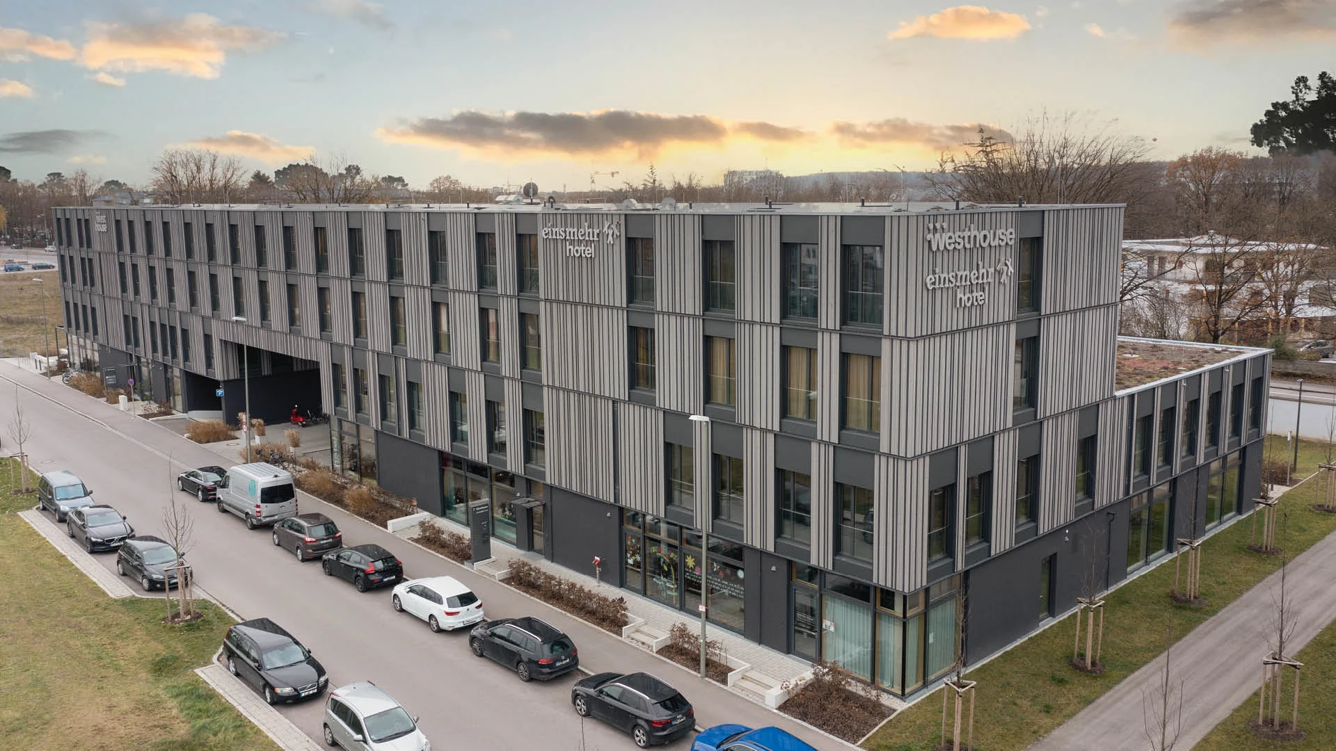 Blick auf ein modernes Bürogebäude © ABUS