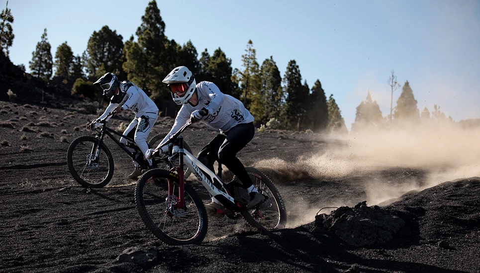 Cédric Gracia and Gabriel Wibmer are shredding on La Palma ©ABUS