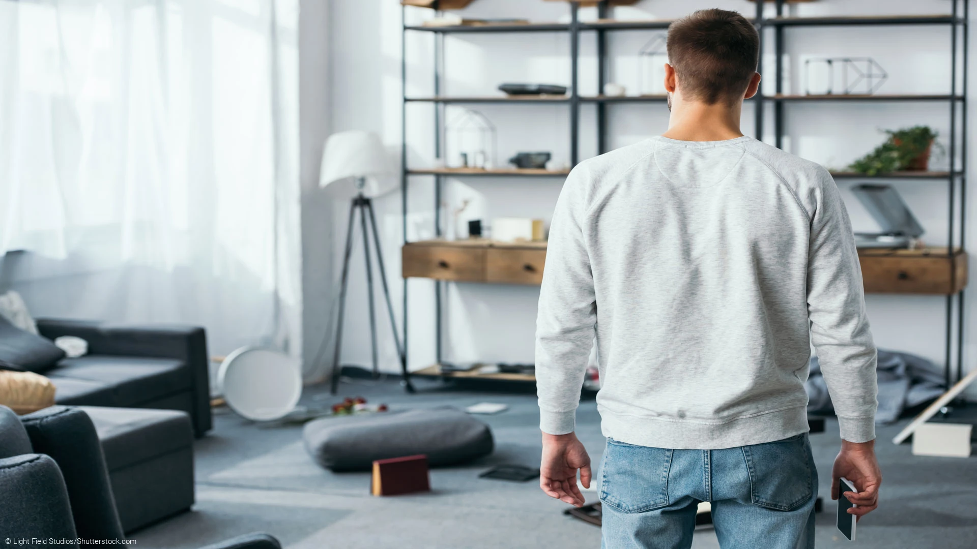 Een man in een kamer waar alle voorwerpen door elkaar staan © Light Field Studios/Shutterstock.com