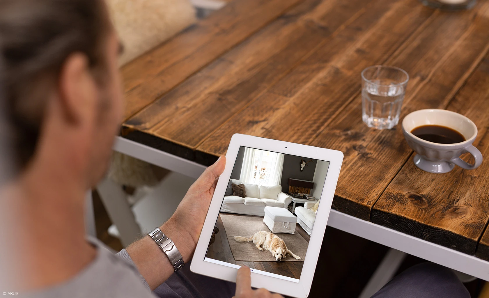 On the move, from the sofa or in the car – conveniently control your smart home © ABUS