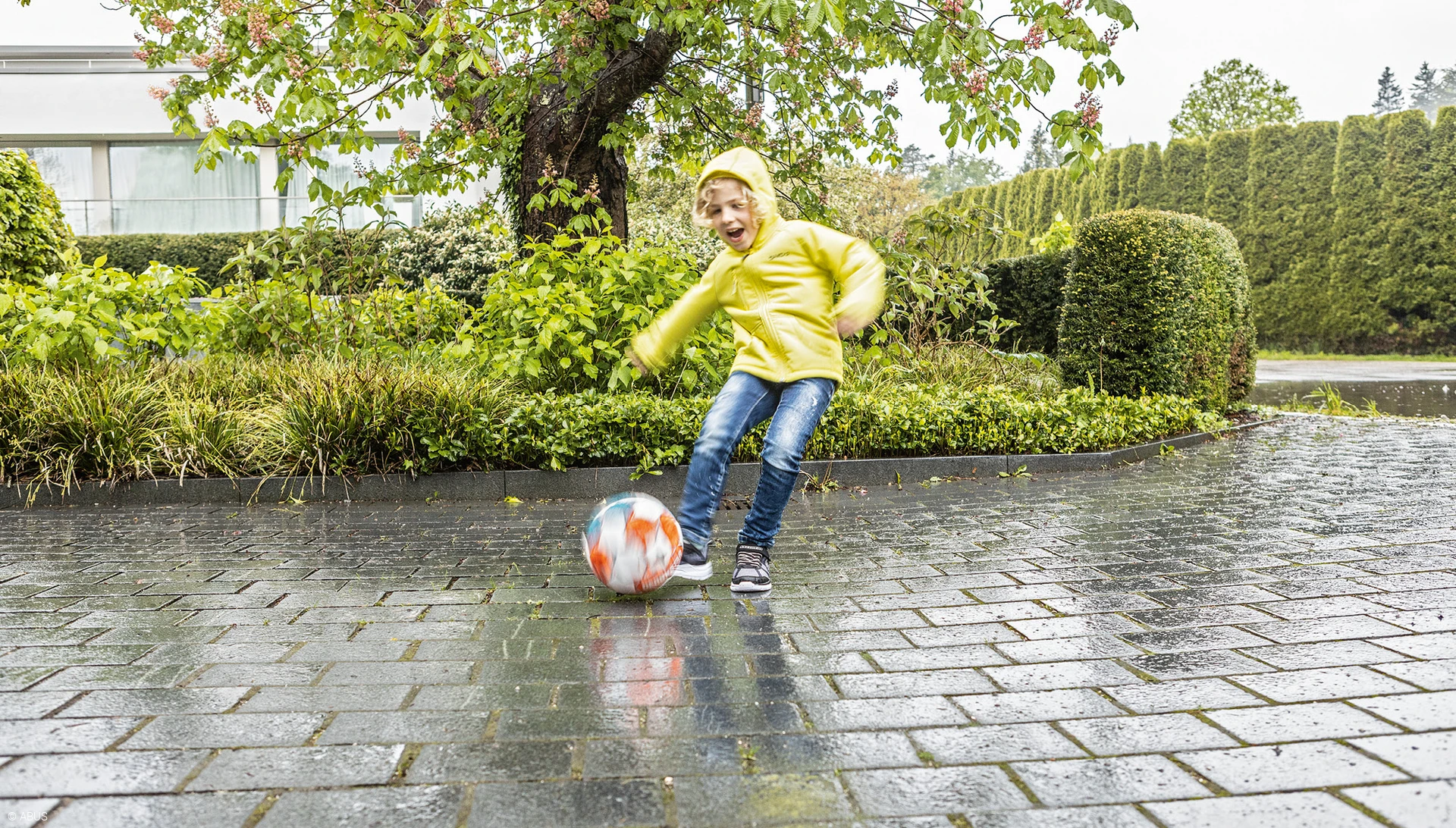 Das Kind will draußen spielen. Oder doch lieber wieder rein? FaceXess öffnet die Haustüre, so oft wie nötig. © ABUS