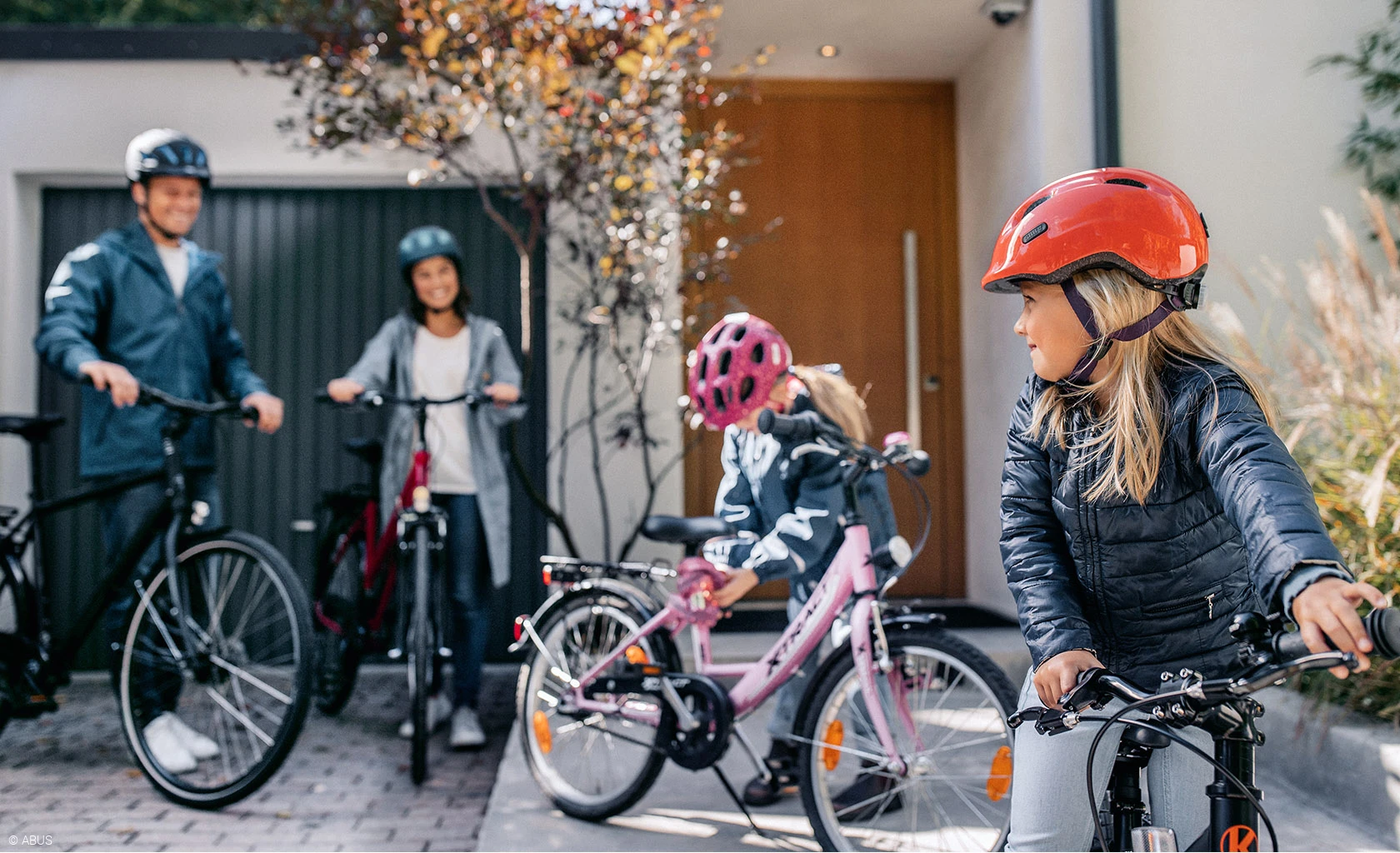 Säker på vägen - med ABUS cykelhjälmar och lås för barn © ABUS