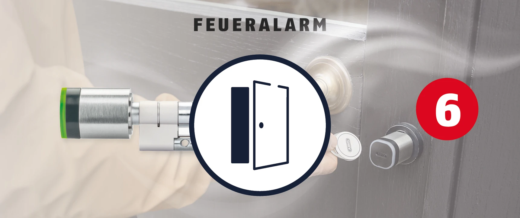Die Tür wird entriegelt, sodass Rettungskräfte Zugang haben.
