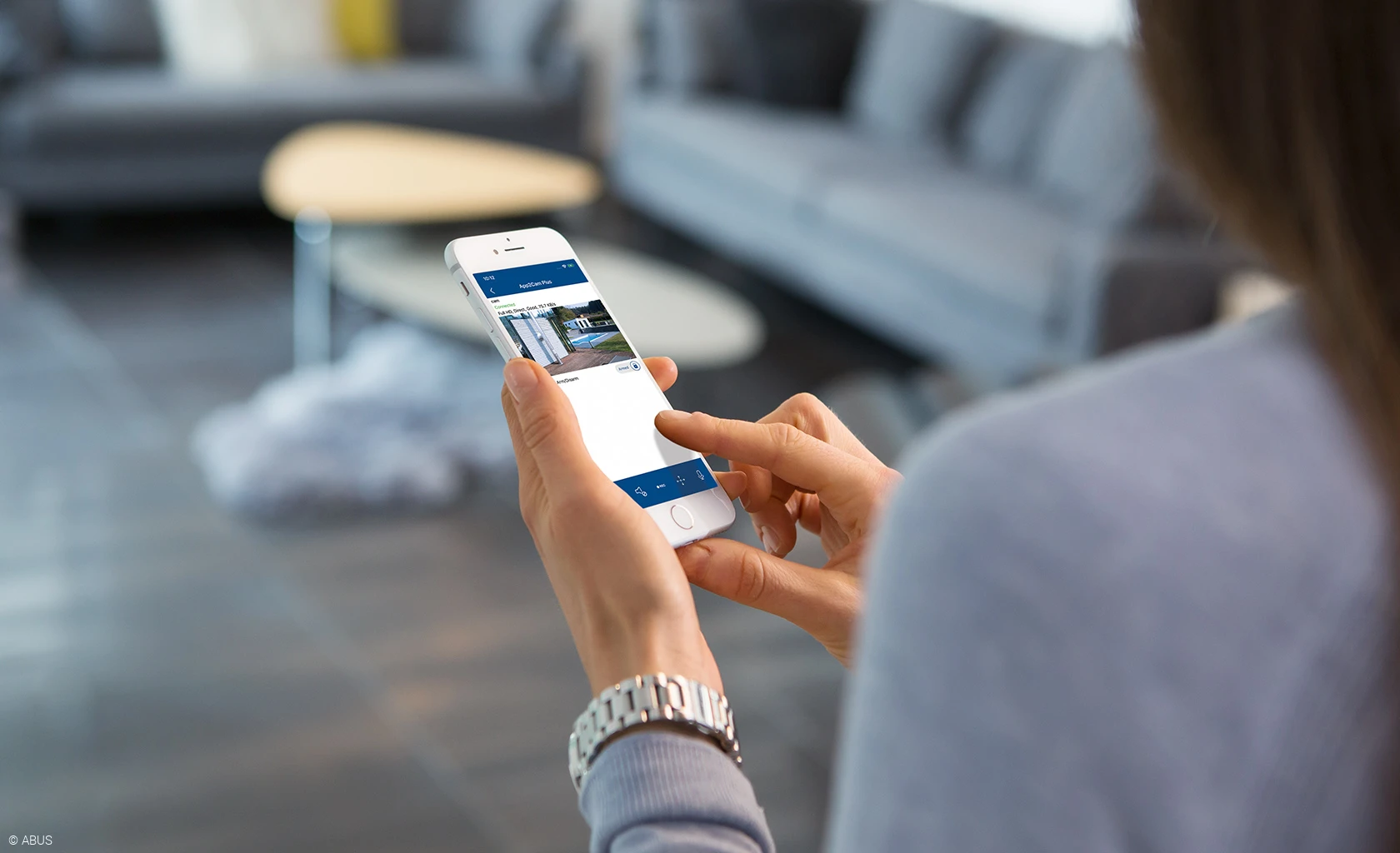 Greifen Sie über kostenlose Apps auf die Livebilder Ihrer DIY Kameras zu © ABUS