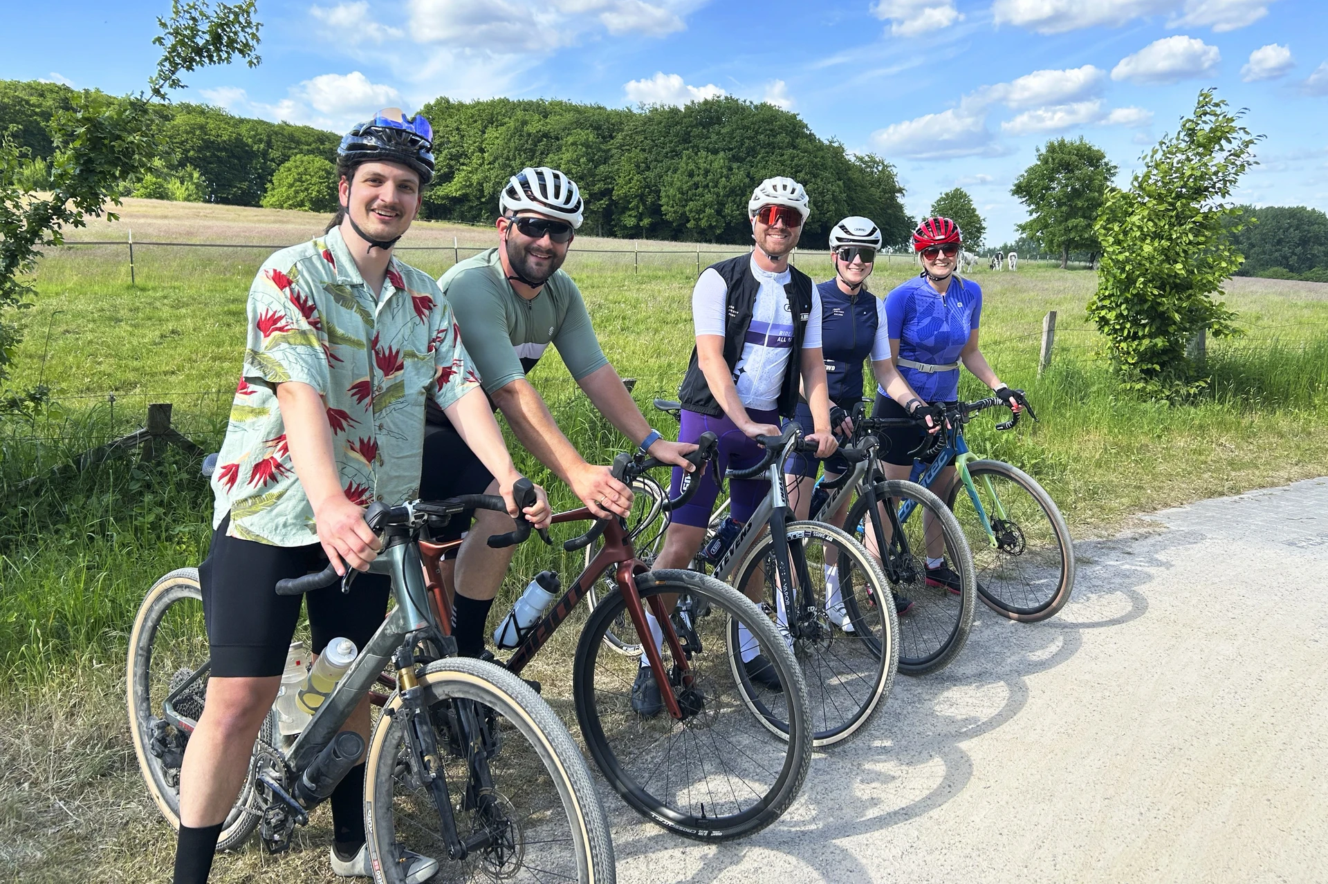 Mitarbeitende bei Radtour aufgereiht nebeneinander mit ihrem Rennrad © ABUS