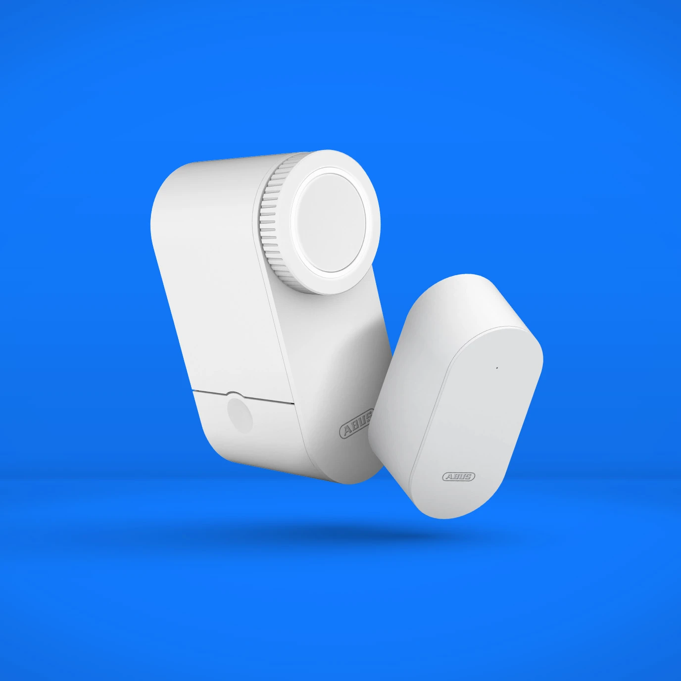 La serrure de porte intelligente LOXERIS One en blanc et le BRIDGE One en blanc © ABUS