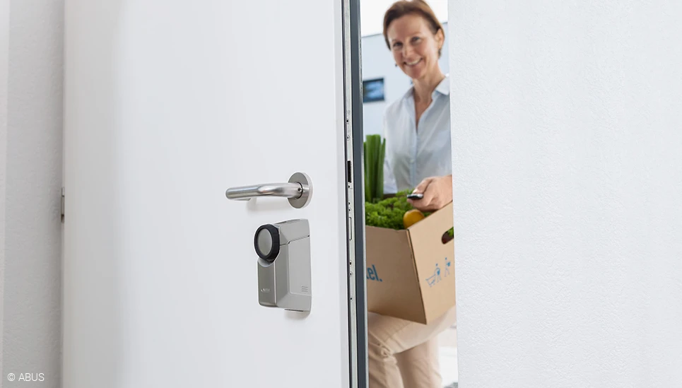 HomeTec Pro - Per aprire le porte d'ingresso basta premere un pulsante © ABUS