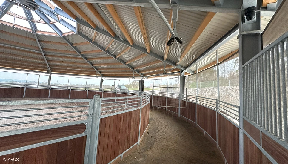 Blick in die Reithalle: eine an der Decke montierte ABUS Kamera behält die Reitbahn im Blick.© ABUS