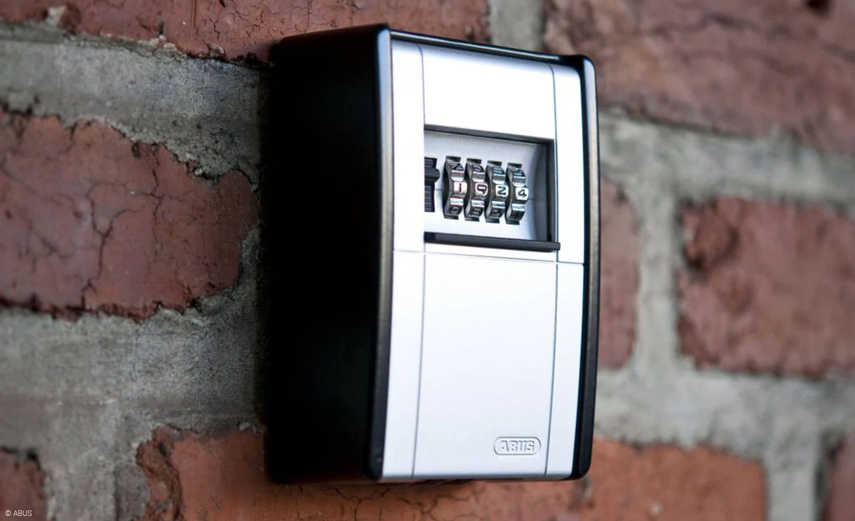 Key handover made easy - with the KeyGarage 787 © ABUS