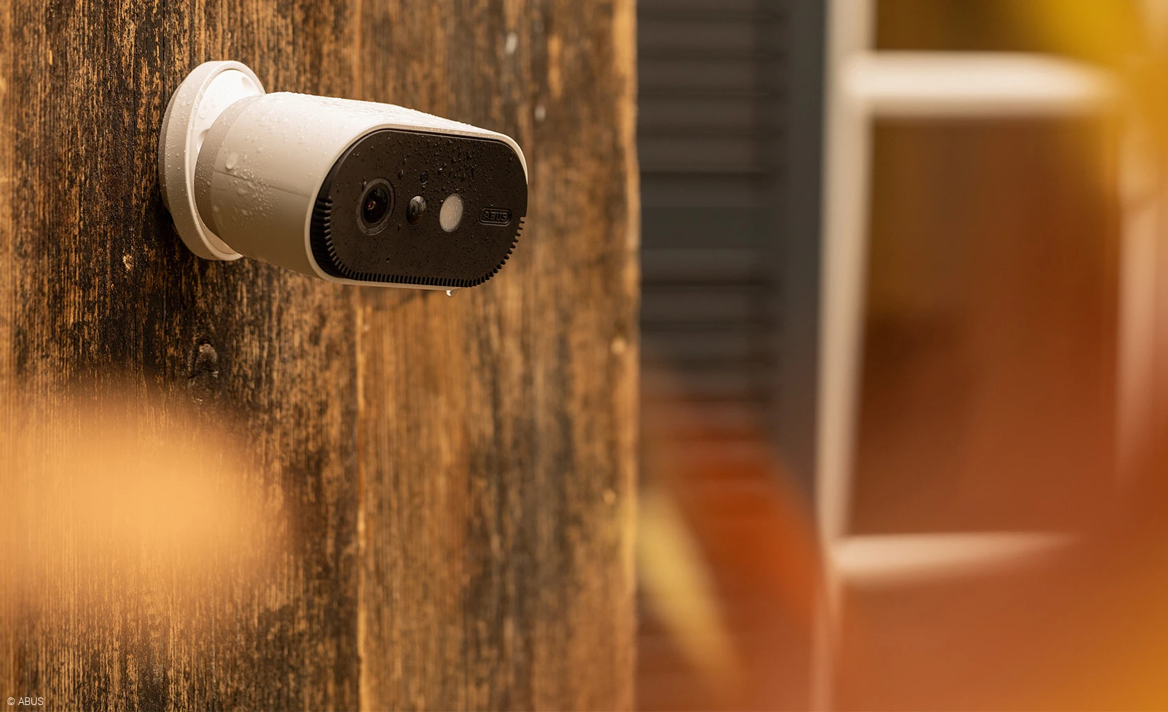 Geen stopcontact in de buurt? De weerbestendige batterijkam helpt je nog steeds om alles in de gaten te houden © ABUS