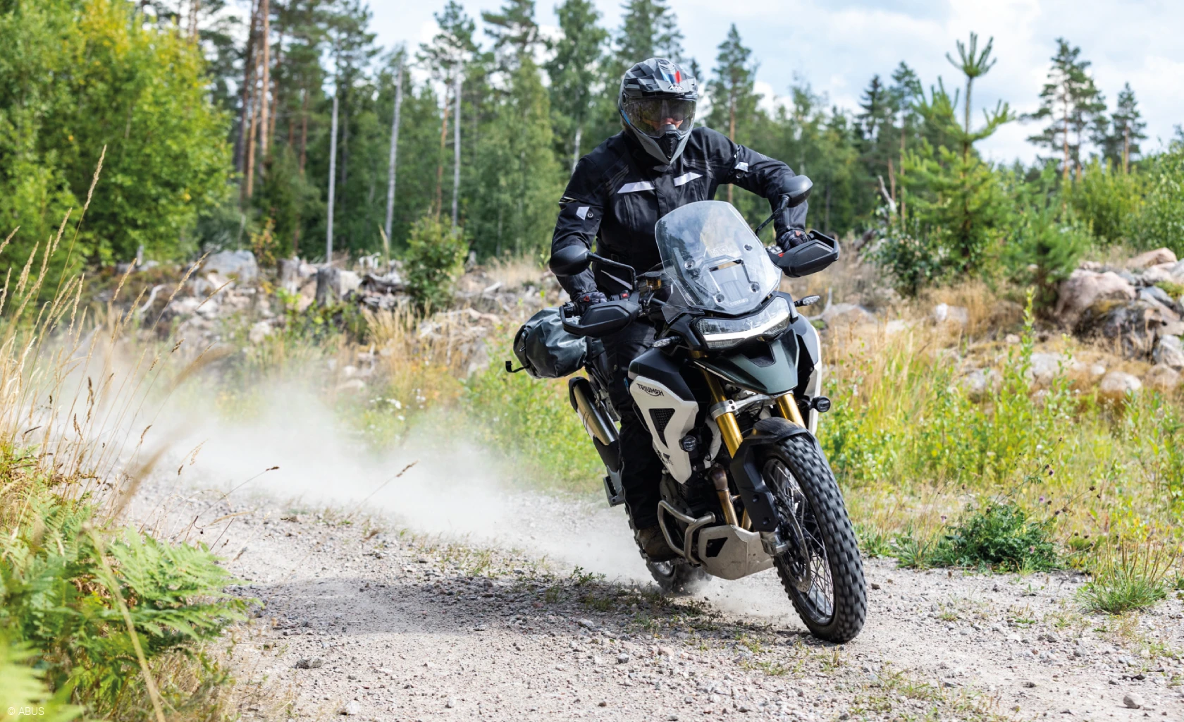 Mand på motorcykel © ABUS