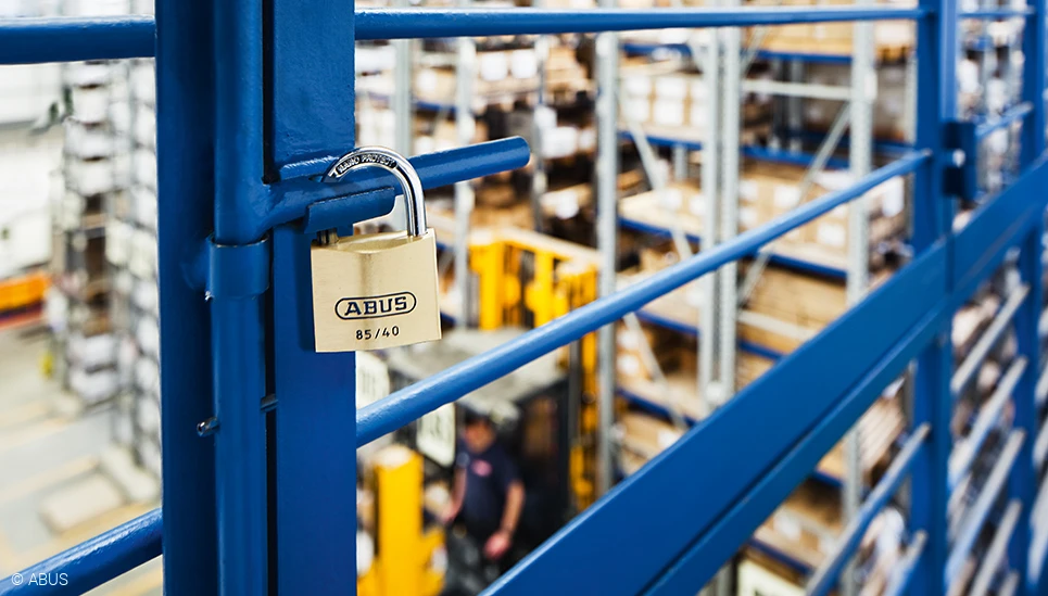 Unsere Vorhangschlösser helfen Ihre Güter und Waren zu sichern © ABUS