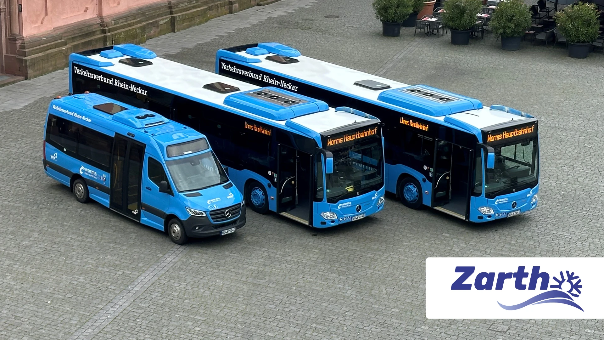 Drei Fahrzeuge/Busse aus der Flotte von Zarth Bus. Alle drei in blau. Am rechten unteren Bildrand das Firmenlogo von Zarth.