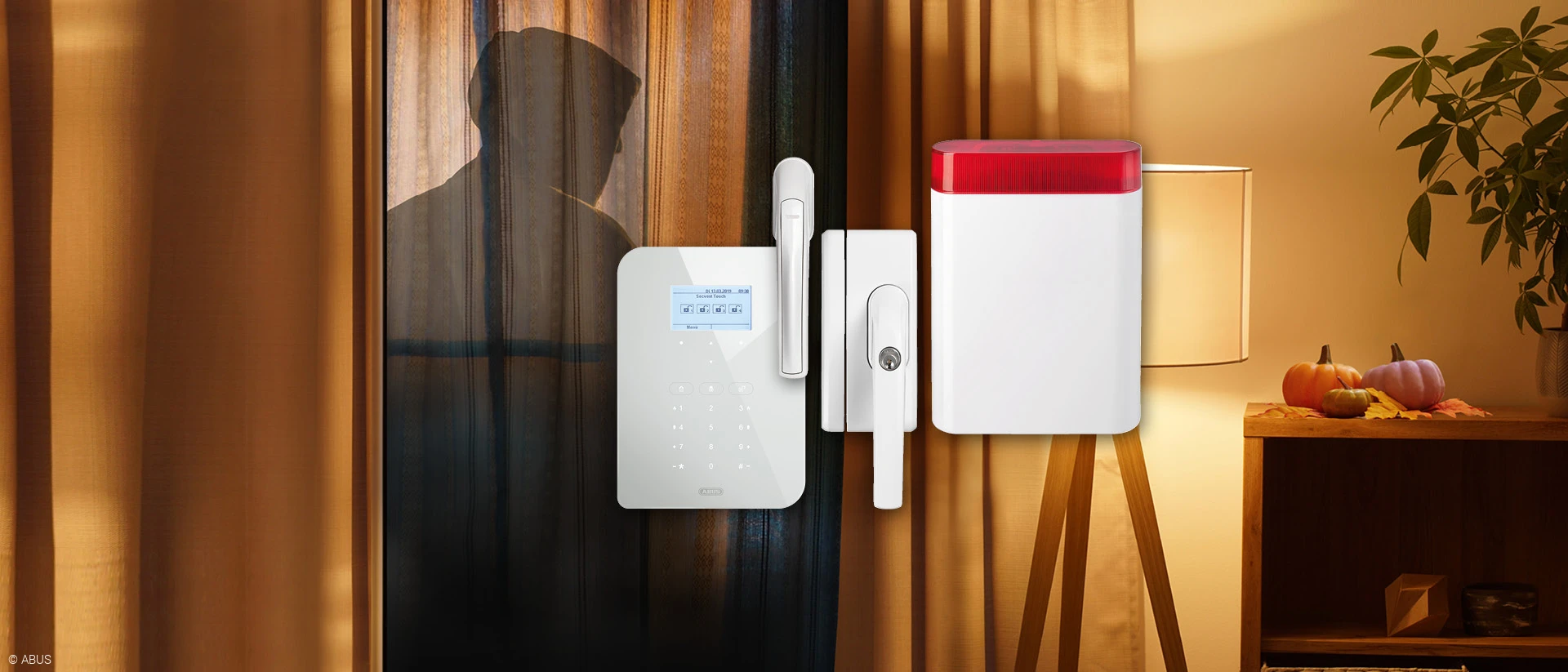 Die Schattenseiten der dunklen Jahreszeit im Blick behalten: der Schatten eines Einbrechers hinter einem Vorhang, dazu die Secvest-Zentrale, abschließbare Fenstergriffe und die Außen-Sirene.