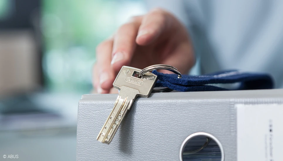 Dank seiner innovativen Form ist der Schlüssel in der Hosentasche kaum spürbar © ABUS