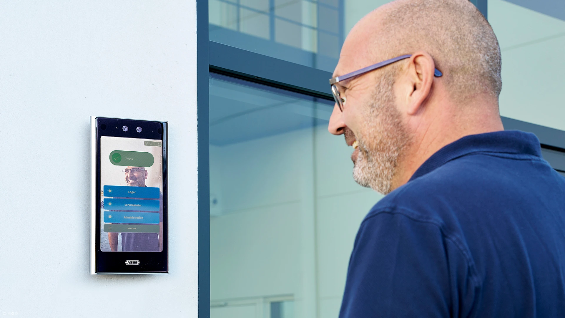 Et smil åpner dører - Facexess videodørstasjon med ansiktsgjenkjenning for hjemmet ditt © ABUS