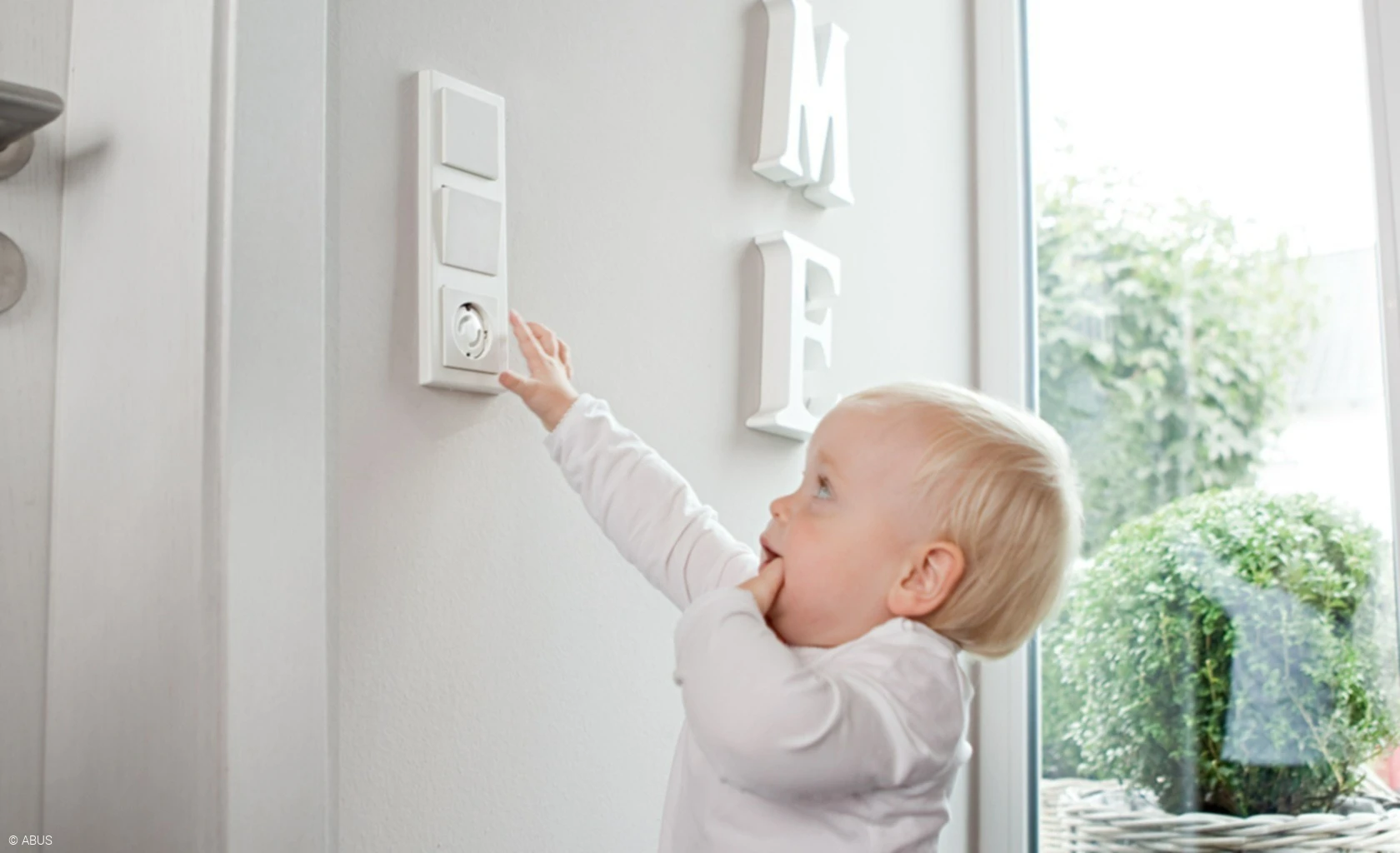 Live with peace of mind and protected - with the GRETA socket cover © ABUS