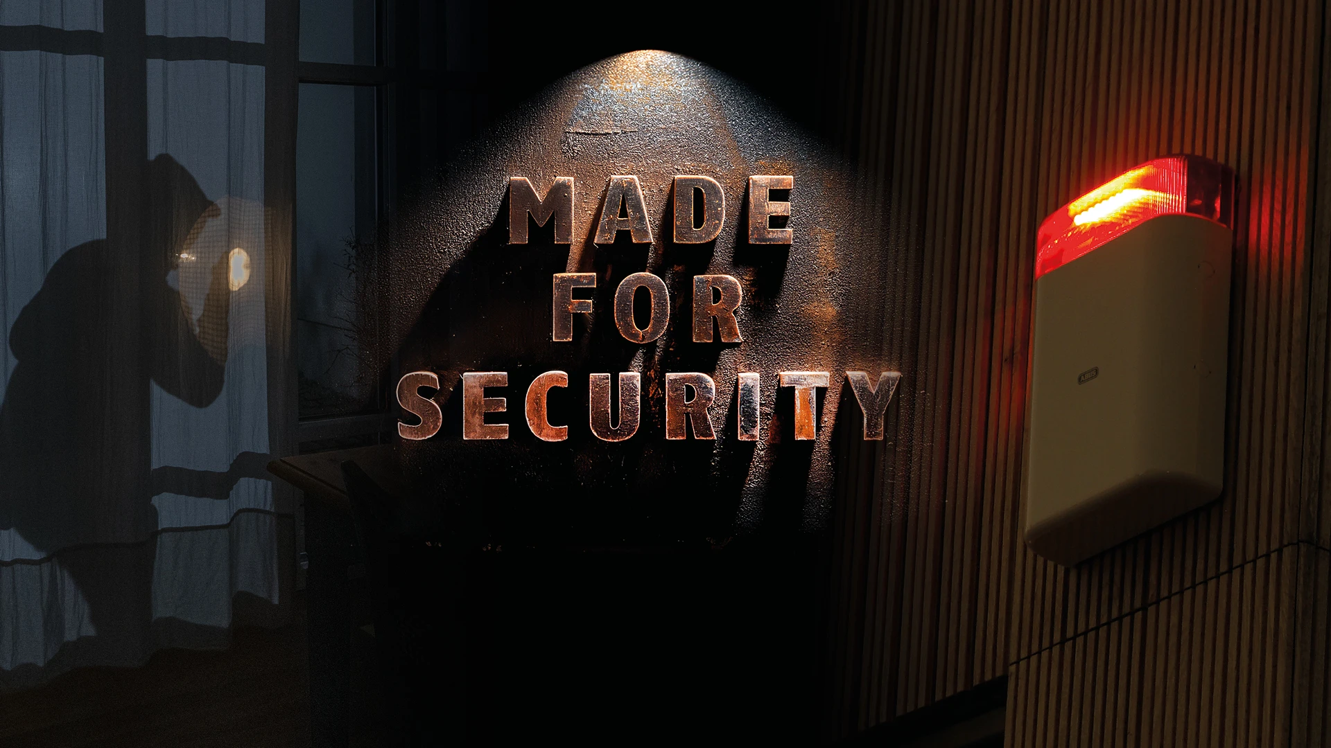 Bild mit dem Schriftzug "Made for security", links ein Einbrecher mit Taschenlampe, rechts eine leuchtende Innensirene.