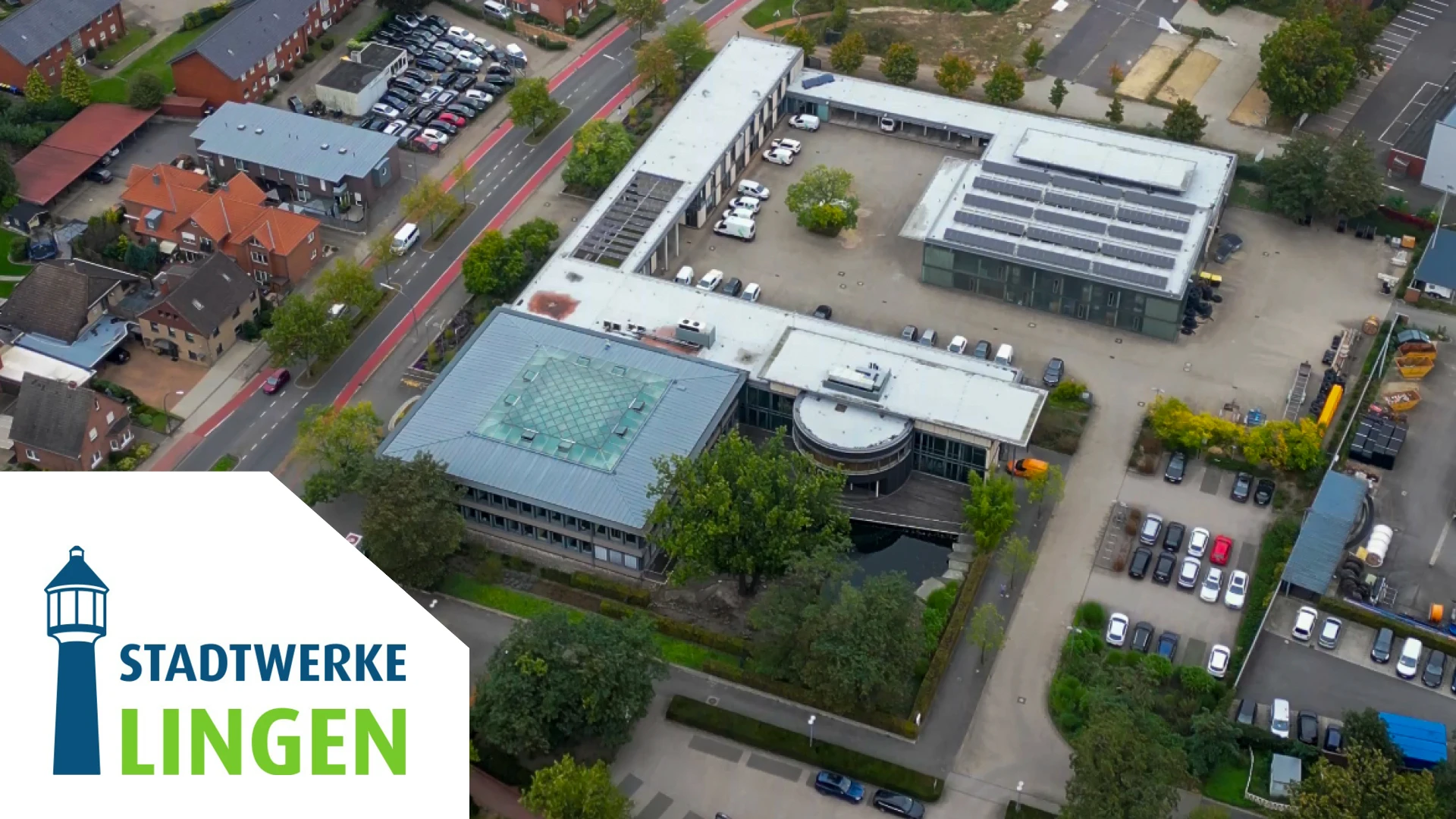 Luftaufnahme der Stadtwerke Lingen. Im linken unteren Bildrand deren Logo