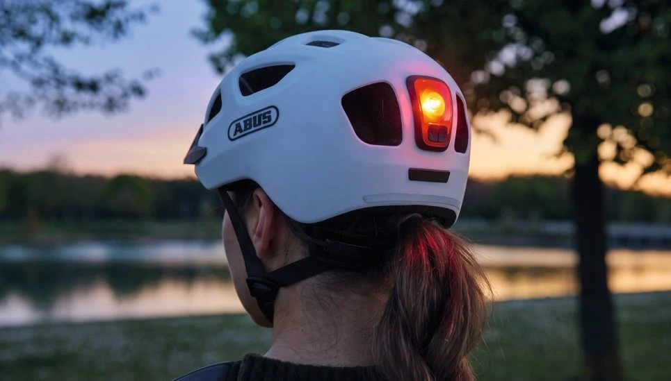 Rear view of the bright red taillight on the YOUN-I 3.0 ACE bicycle helmet © ABUS