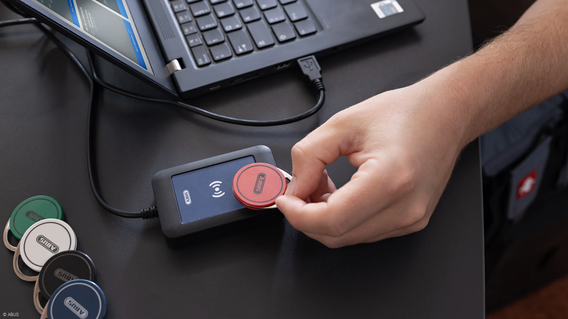 Chip wird an TECTIQ-Tischleser eingelesen