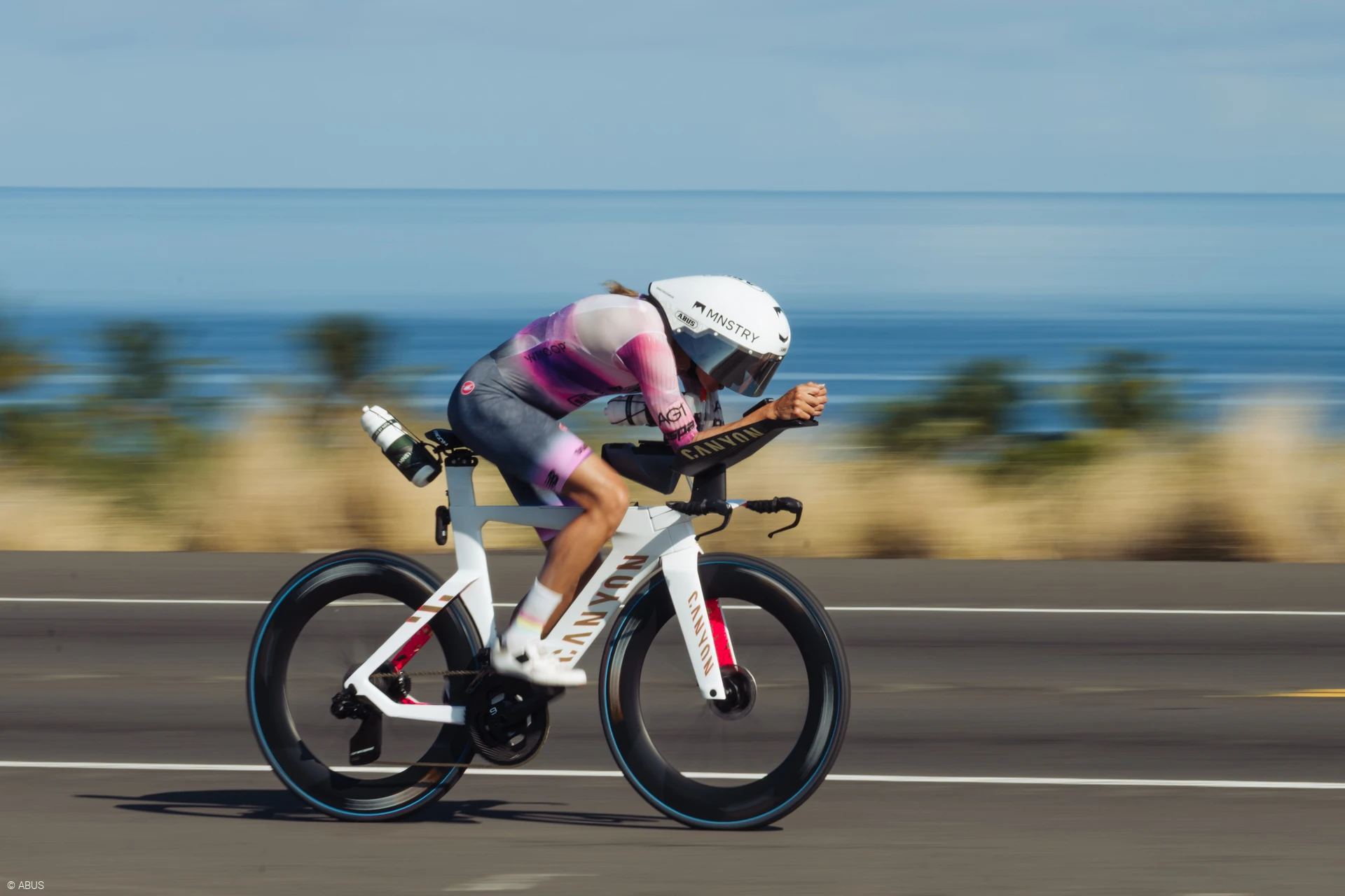 Triathletin Lena Meißner beim Zeitfahren mit ABUS Helm GameChanger TT © ABUS