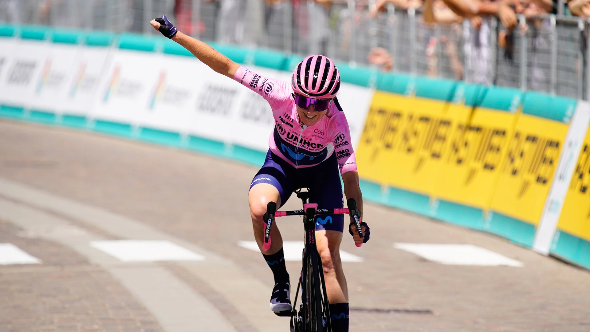 Annemiek van Vleuten siegt bei dem Giro d'Italia 2022  / ©ABUS